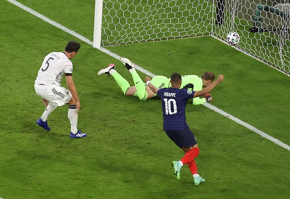 Mats Hummels (#5) marcó en propia puerta cuando trataba de desviar un centro lanzado por Lucas Hernández desde la izquierda. Foto: EFE