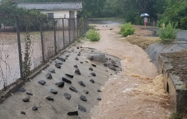 Los residentes temen que el agua llegue hasta sus casas y cause daños a sus pertenencias. Foto Thays Domínguez