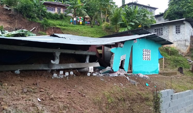 En Arnulfo Arias, San Miguelito, se tuvo que evacuar a seis familias, tras un deslizamiento de tierra que dejó serios daños a una casa. Foto: Cortesía Sinaproc