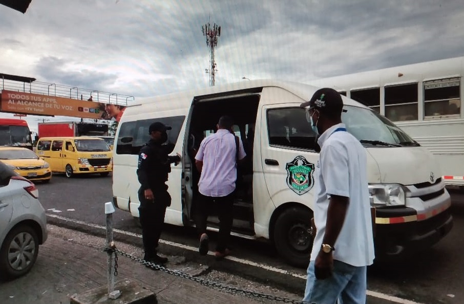 Los infractores son llevados ante los Jueces de Paz en busitos de la Policía Nacional. Foto: Diómedes Sánchez S.