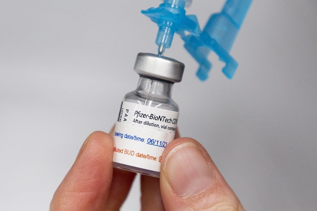 Hasta el 30 de abril, se han reportado más de 10,200 casos de infecciones de covid-19 en personas vacunadas con Pfizer en Estados Unidos. Foto: EFE