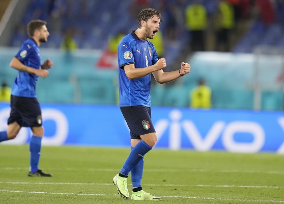 Manuel Locatelli (dcha.) marcó un doblete en la solida victoria de la selección italiana. Foto: EFE