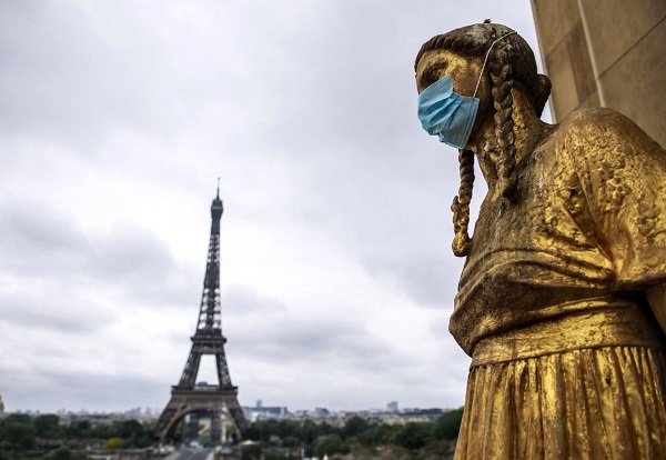 Estatuas doradas de Trocadero con mascarillas en París, Francia. Foto: EFE