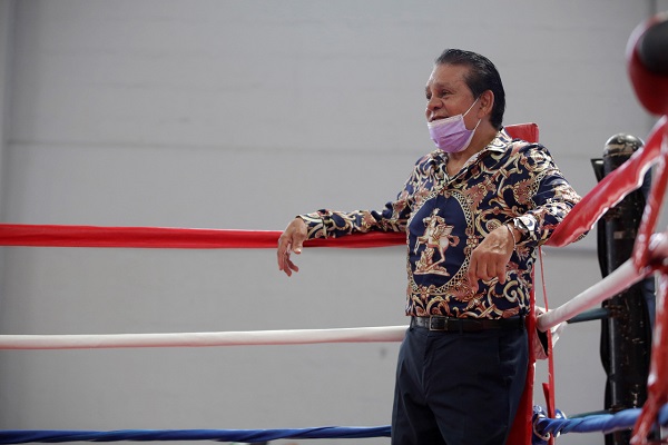 El legendario exboxeador fue sorprendido por un grupo de boxeadores en el gimnasio Pedro