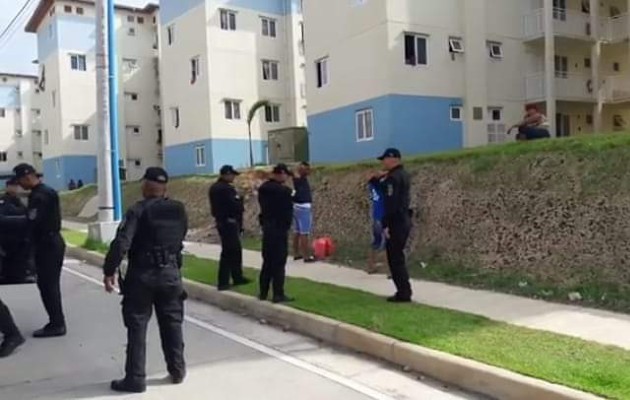 Unidades de la Policía Nacional realizan las investigaciones en el lugar de los hechos. Foto Diomedes Sánchez