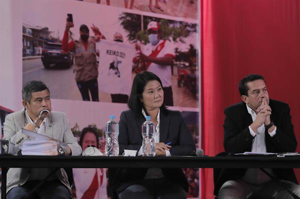 La candidata presidencial derechista por el partido Fuerza Popular, Keiko Fujimori, habla junto a sus asesores Miguel Torres (d) y Luis Galarreta (i), durante una rueda de prensa desde su local partidario en el centro de Lima (Perú). EFE