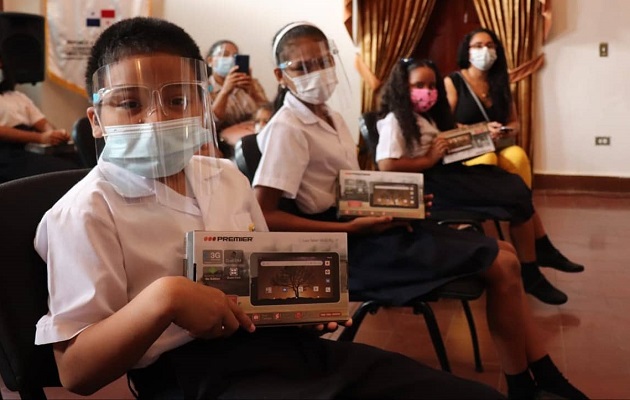 La mayoría de los estudiantes recibe sus clases por WhatsApp. Foto: Cortesía Meduca