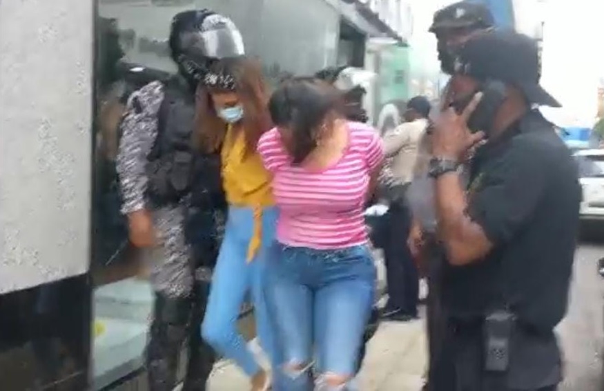 Ambas jóvenes fueron esposadas y trasladadas por la Policía Nacional. Foto: Diómedes Sánchez 