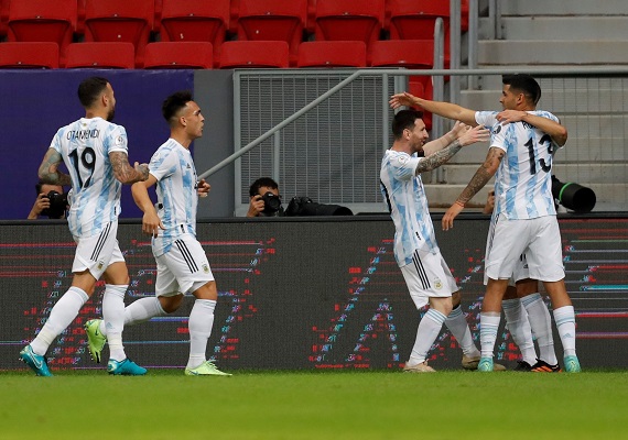 Con este resultado, Argentina logró su primer triunfo y suma 4 puntos en el grupo A. Foto: EFE