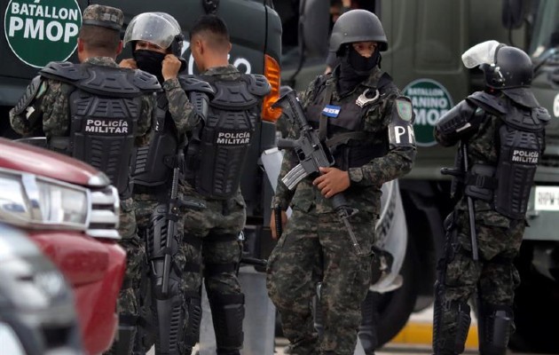 Una granada lanzada, supuestamente por miembros de una de las pandillas M-13 y M-18, causó la muerte a los cinco reclusos en Honduras. Foto: EFE