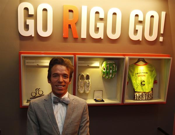 En la imagen, el ciclista colombiano Rigoberto Urán en una tienda de su marca de ropa deportiva 'Go Rigo Go', en Medellín (Colombia) . EFE