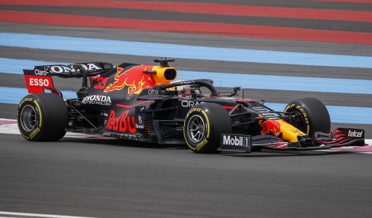 Max Verstappen obtuvo ayer la pole y este domingo espera ampliar su ventaja con Lewis Hamilton, que saldrá segundo en Francia. EFE