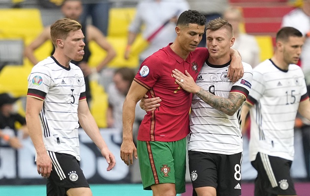 Cristiano Ronaldo saluda a su excompañero Toni Kroos. Foto: EFE