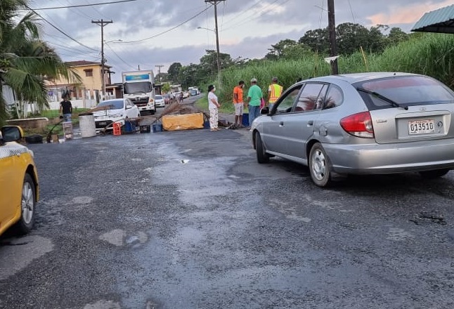 El cierre de la vía por los moradores ocasionó un tranque vehicular. Foto: Diómedes Sánchez 