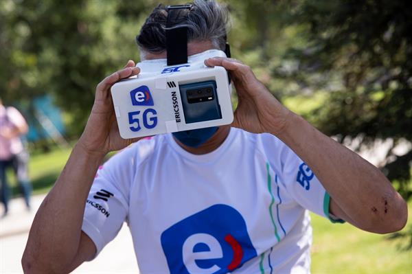 Un ciclista se prepara para realizar una prueba de conexión a la red 5G. Foto:EFE