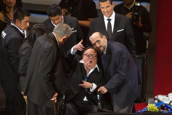 Fotografía de archivo fechada el 28 de febrero de 2012 donde se observa al comediante Roberto Gómez Bolaños (c), acompañado de los actores Ruben Aguirre (i), y Edgar Vivar (d), durante un homenaje en la Ciudad de México (México). Foto:EFE