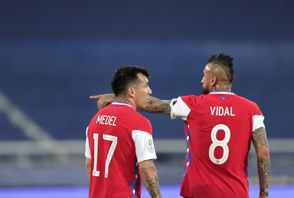 Arturo Vidal y Gary Medel son los futbolistas que figuran en las fotografías cortándose el pelo, imágenes proveniente de sus redes sociales. Foto:EFE