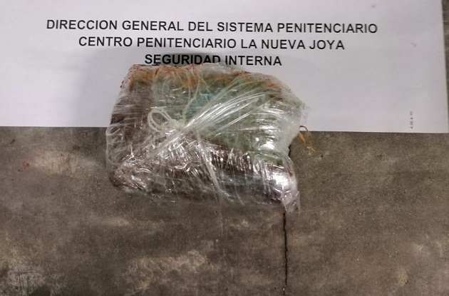 Paquete con supuesta droga que fue lanzada con un dron en La Nueva Joya. Foto: Cortesía @PenitenciarioPA