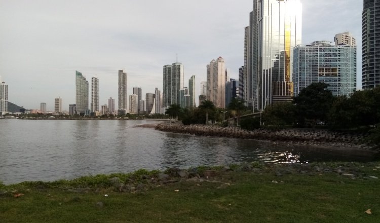 Desembocadura del río Matasnillo, en Paitilla. Las altas edificaciones se ubican sobre las colectoras del sistema de alcantarillado. Archivo