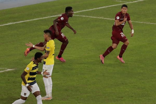 Ronald Hernández (d) de Venezuela celebra hoy tras anotar contra Ecuador, durante un partido por el grupo B de la Copa América en el Estadio Olímpico Nilton Santos de Río de Janeiro (Brasil). EFE