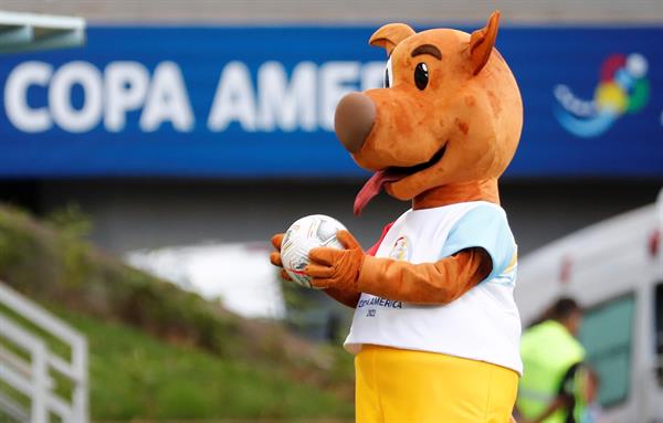 La mascota de la Copa América, Pibe, posa con un balón hoy, antes de un partido por el grupo A de la Copa América entre Uruguay y Chile en el estadio Arena Pantanal en Cuiabá (Brasil). Foto: EFE