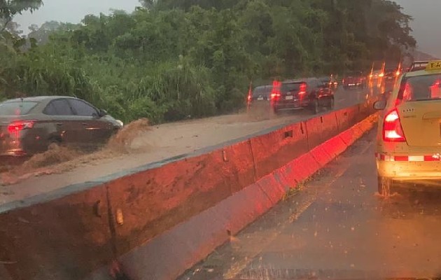 Varias vías inundadas por lluvias registradas este lunes en Panamá y Panamá Oeste. Foto: Cortesía @TráficoCPanamá