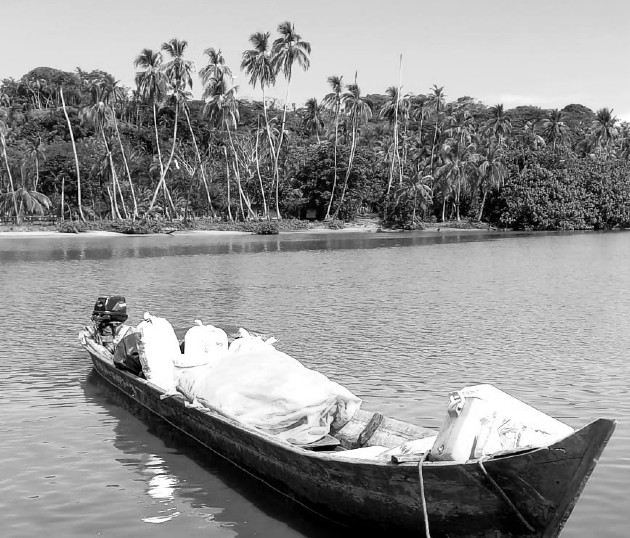 Llegué a las 8:00 a.m. a Miguel de la Borda y ya estaba el bote que me iba a transportar río arriba. El bote era el transporte de abasto del área. No tienen idea la cantidad de cosas que le cupieron. Foto: Cortesía del autor.