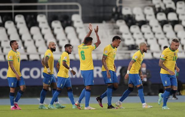 Alex Sandro (4d) y Neymar (6d) durante un partido por el grupo B de la Copa América disputado en el Estadio Olímpico Nilton Santos, en Río de Janeiro (Brasil). Foto: EFE