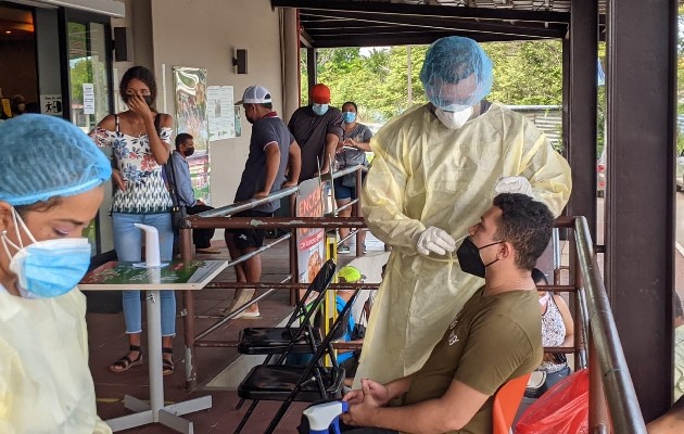 Los equipos de Promoción de la Salud, Trazabilidad y enfermería atendieron a decenas de personas que acudieron a la jornada de hisopados en la ciudad de las Tablas. Foto: Cortesía Minsa
