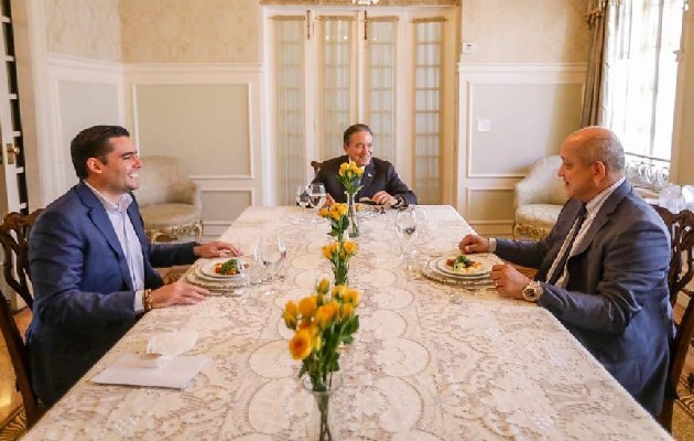 Reunión entre Laurentino Cortizo, José Gabriel Carrizo y el diputado Crispiano Adames. Foto: Cortesía Presidencia