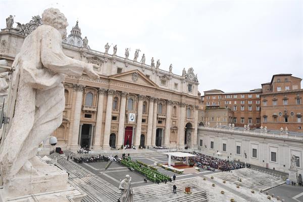 El Vaticano sacude debate cambios en el proyecto de ley contra la homofobia de Italia. Foto: EFE