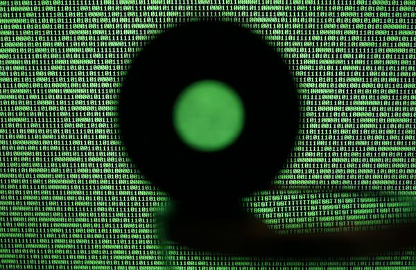 Una pantalla de ordenador muestra un código binario. Foto: EFE