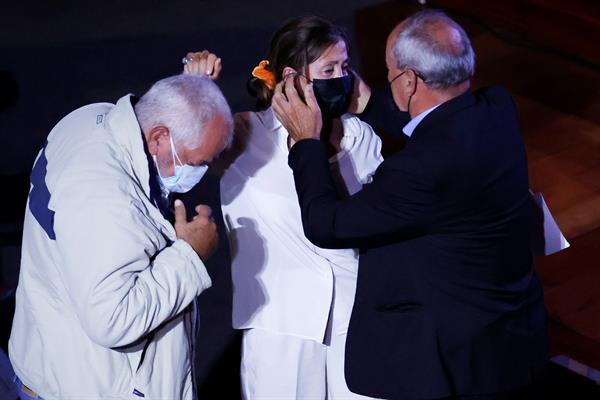 La excandidata presidencial Ingrid Betancourt (c), quien estuvo seis años secuestrada por las FARC, asiste a un encuentro con exintegrantes del secretariado de las FARC en Bogotá (Colombia). Foto: EFE