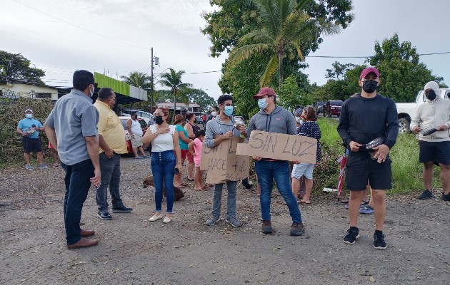 Los manifestantes aseguran haber interpuesto sus reclamos vía telefónica y en las oficinas regionales de la firma Naturgy Panamá.  Foto: Eric Montenegro