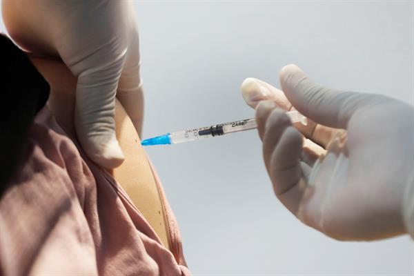 Una persona recibe una vacuna contra la covid-19. Foto: EFE