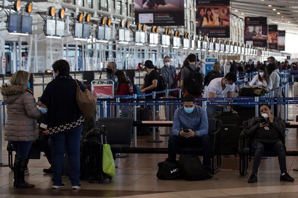 Decenas de viajeros llegan al aeropuerto Arturo Merino Benítez de Santiago (Chile).  Foto: EFE