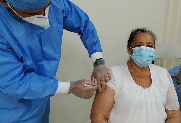 En el colegio Jaramillo Arriba, en Boquete, Chiriquí, un total de 150 dosis de la vacuna Pfizer fueron aplicadas hoy en sus segundas dosis a los adultos mayores. Foto: Cortesía @CSSPanama