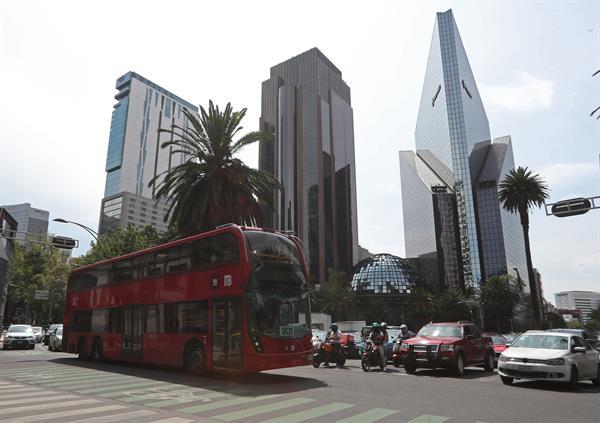 Vista del sistema de transporte Metrobus, circulando por la avenida Reforma en la Ciudad de México (México). Foto: EFE