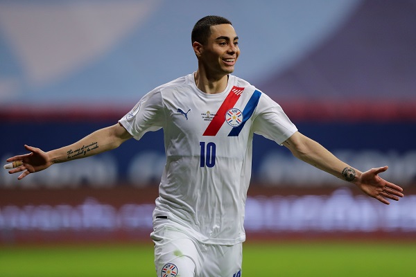 Miguel Almirón, jugador del Newcastle United, anotó el segundo gol de Paraguay desde el punto penal. Foto: EFE