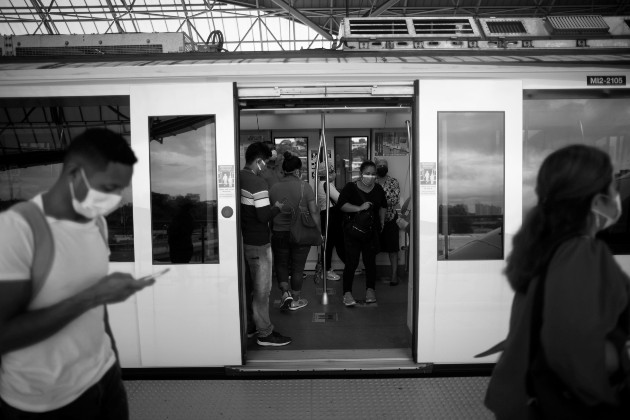 Nuestra enérgica oposición a la decisión de las altas autoridades del Metro de Panamá en ordenar suspender, entre otras cosas, las prédicas dentro de sus instalaciones. La decisión constituye un asalto a la razón, un asalto a la fe, un golpe a la libertad de culto.  Foto: EFE.