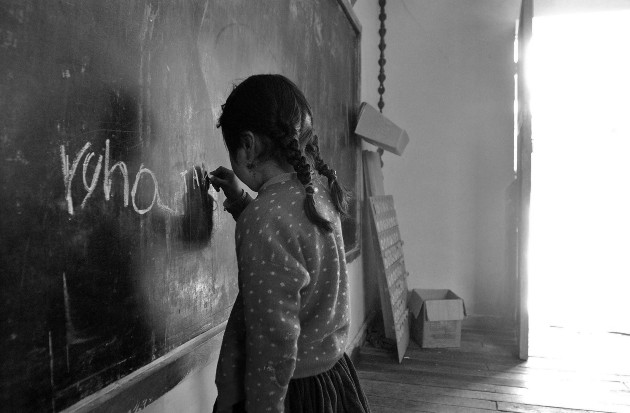 Los niños latinoamericanos perdieron 159 días escolares en promedio durante el último año, en comparación con el promedio mundial de 95. Solo siete de los 35 países de la región han reabierto completamente las escuelas. Foto: EFE.