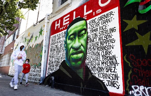 Mural en memoria del afroamericano George Floyd, asesinado por policías de Mineápolis en mayo de 2020, en Brooklyn (NY, EE.UU.).  Foto: EFE