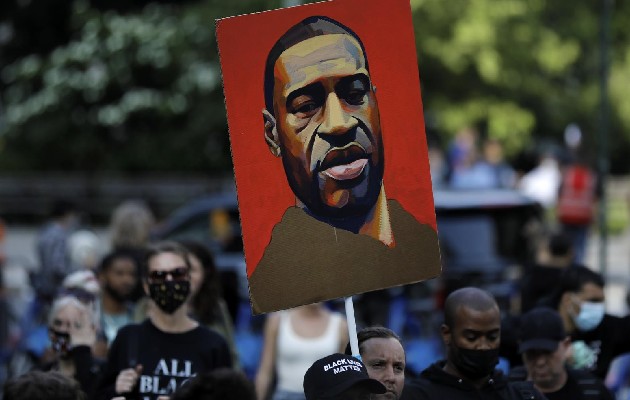 La imagen del afroamericano George Floyd, durante una manifestación que pide justicia por su asesinato. Foto: EFE