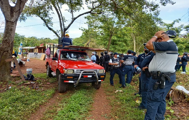 El desalojo de las familias precaristas se realizó en conjunto con personal y maquinaria de la empresa propietaria de los terrenos. Foto: Eric Montenegro