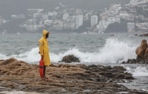 El centro de la tormenta tropical Enrique se localiza al sur de las costas de Colima, Michoacán y Guerrero en México. Foto: EFE