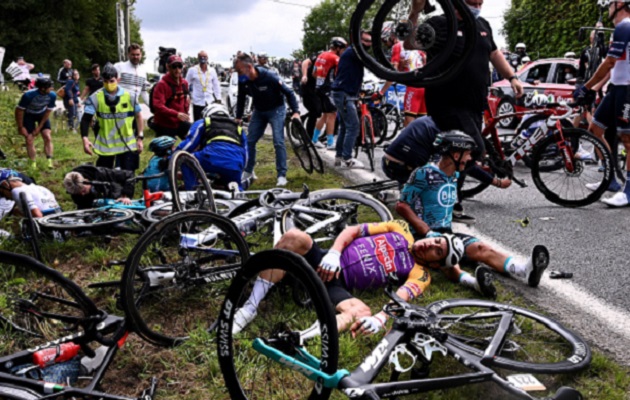 Al menos cuatro ciclistas tuvieron que abandonar el Tour por esta imprudencia. Foto: EFE