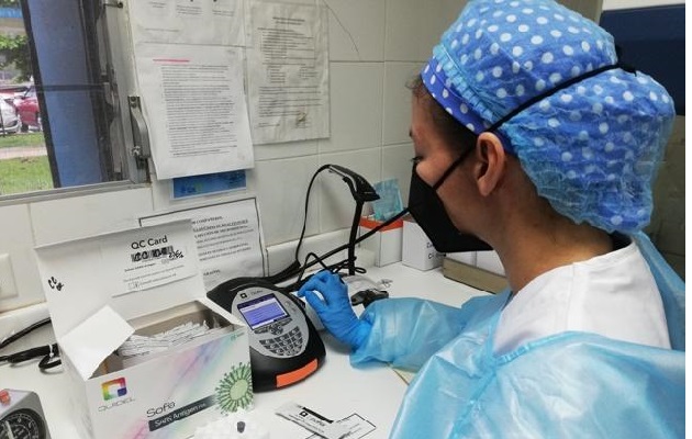 La prueba Sofía puede confirmar o descartar pacientes positivos de covid-19 en un plazo de 15 minutos de incubación. Foto: Eric Montenegro