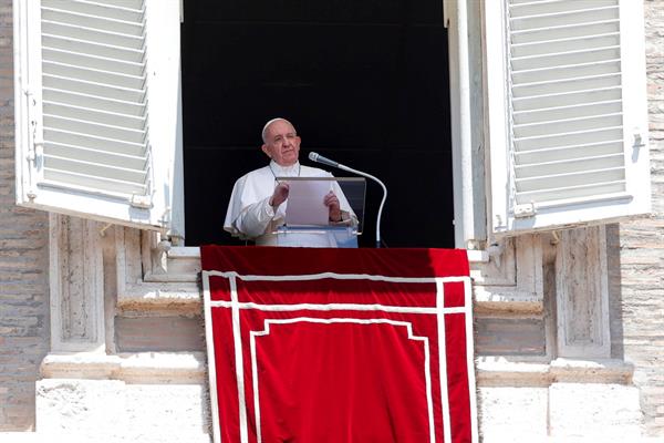 El papa Francisco durante introducción del rezo del Ángelus mariano del domingo.