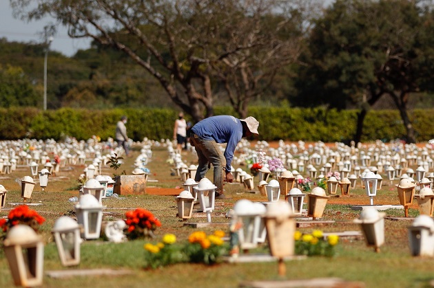   Un funcionario camina en el cementerio Campo da Esperança, en Brasil, uno de los países más azotados por la pandemia del coronavirus. Foto: EFE