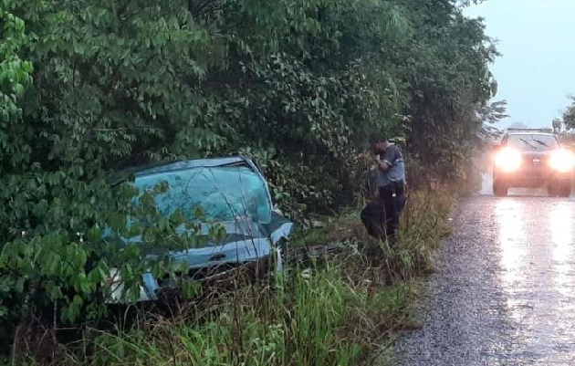 El auto sedán del agente Sergio Urriola quedó en una cuneta. 